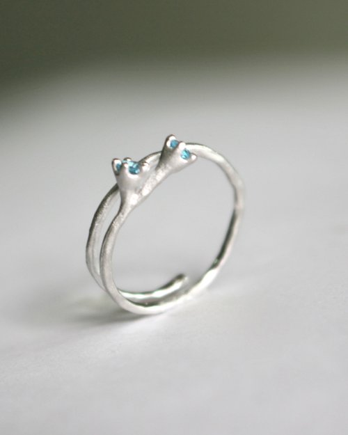 nanthi Little Mollis Ring (Swiss Blue Topaz) sand blast finishing
