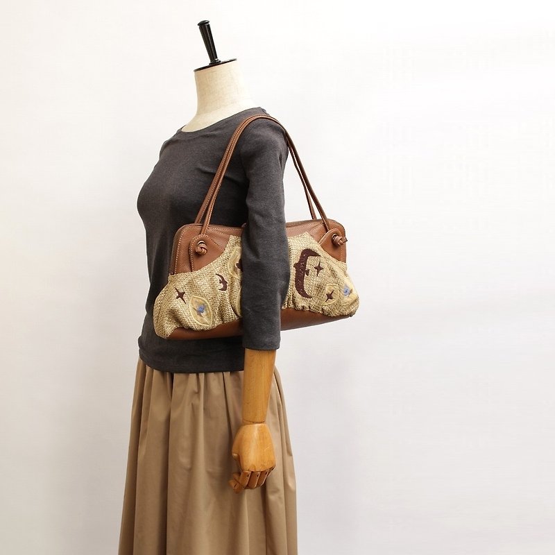 Embroidery and handbag from the sky - กระเป๋าถือ - เส้นใยสังเคราะห์ สีทอง