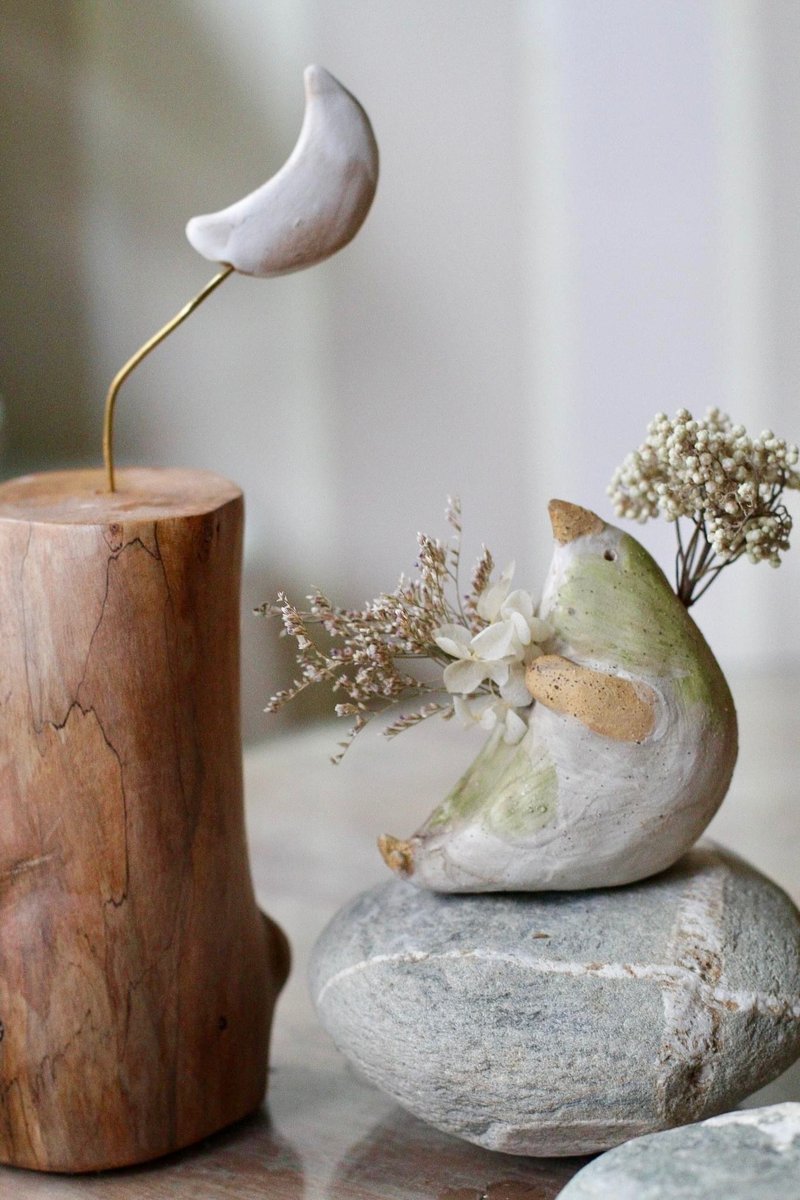 Moon Blue Bird Ornament/Dried Flower Vessel Holding the Moon in Love with the Moon - ของวางตกแต่ง - ดินเผา สีเขียว