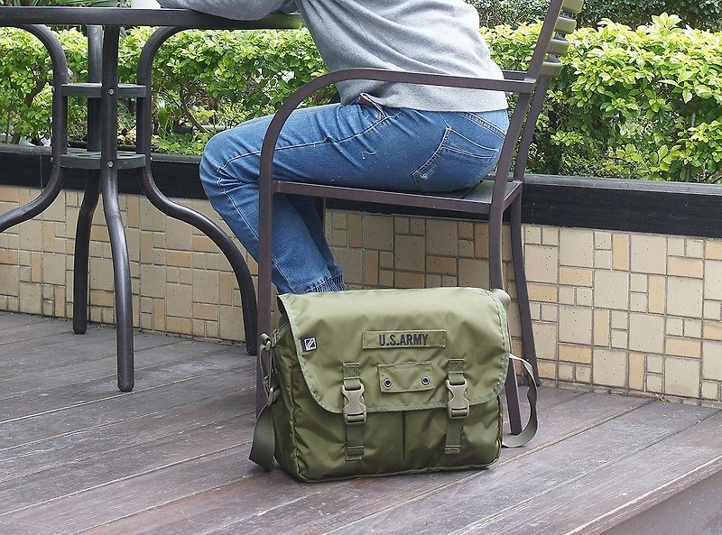 MIT retro water repellent large capacity briefcase laptop bag casual side pack - กระเป๋าแมสเซนเจอร์ - ไนลอน สีเขียว