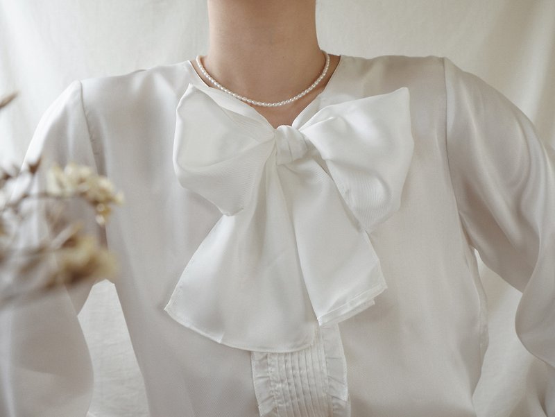 Vintage Off White Long Sleeve Blouse With Ruffle Detail And Bow Tie - เสื้อผู้หญิง - เส้นใยสังเคราะห์ ขาว