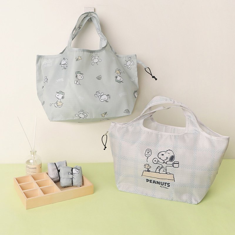 Peanuts Snoopy mini eco bag-Snoopy wide mouth shopping bag eco-friendly bag folds lightweight - กระเป๋าเครื่องสำอาง - เส้นใยสังเคราะห์ หลากหลายสี