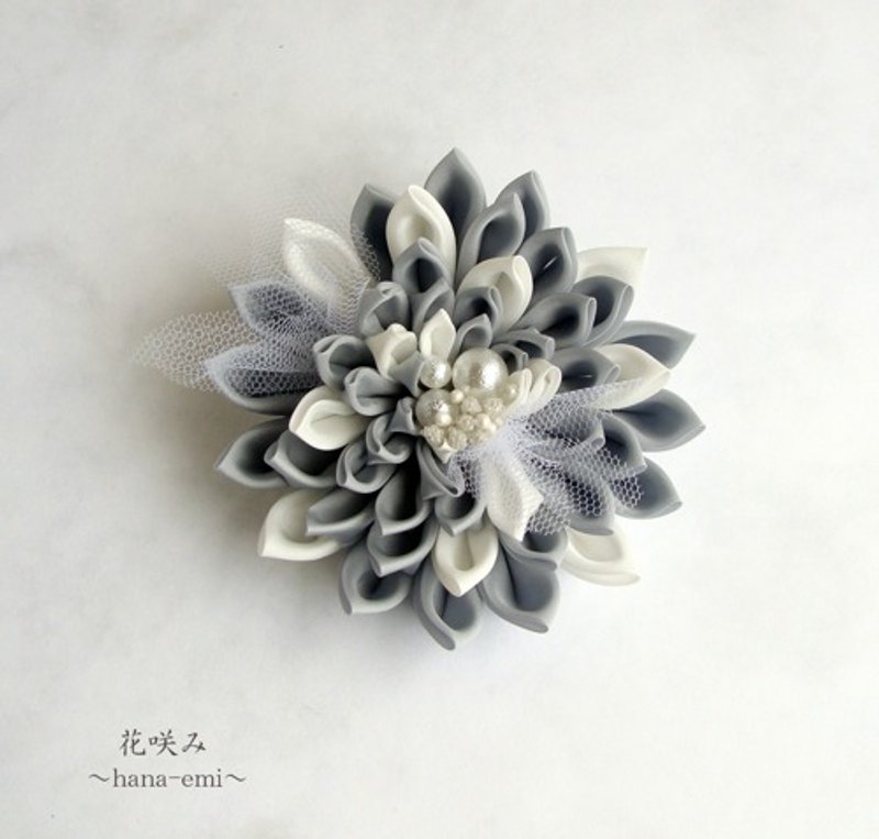 チュールを挟んだダリアのコサージュ　シルバーグレイ×白　つまみ細工 - 胸花/手腕花 - 棉．麻 灰色