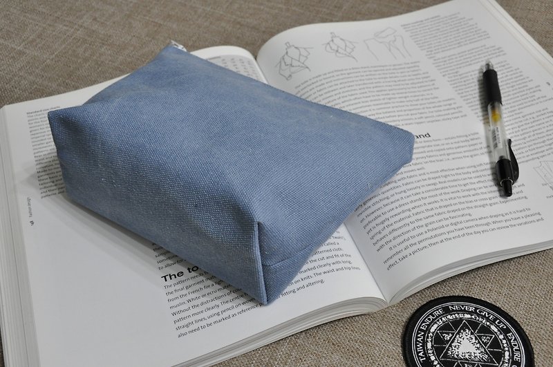 ENDURE sky blue / large size cosmetic bag / tannin sky blue fabric - กระเป๋าเครื่องสำอาง - ผ้าฝ้าย/ผ้าลินิน สีน้ำเงิน