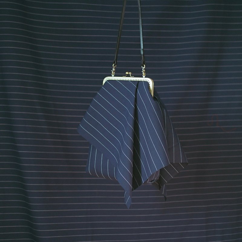 深藍白條紋真皮繩絨布立體口金包 - 側背包/斜孭袋 - 其他材質 藍色