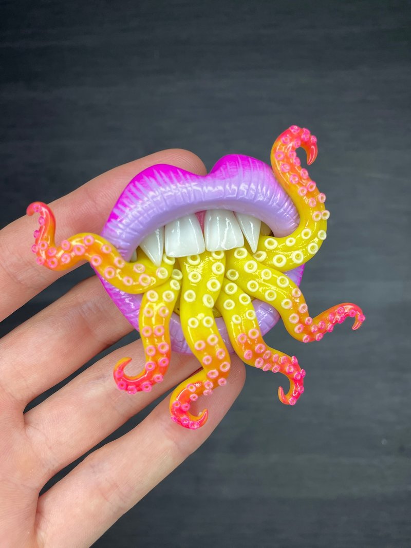 Brooch. Purple lips with yellow tentacles. - เข็มกลัด - ดินเหนียว 