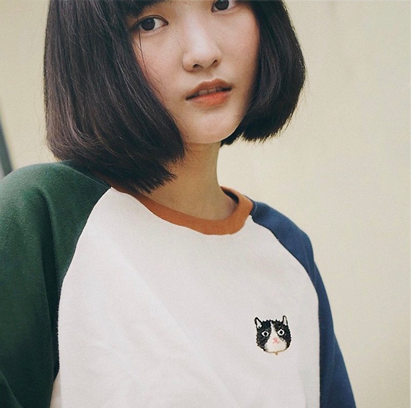 Happy cat-embroidery Short sleeve Top / T- shirt【雙 11 限定】 - Women's T-Shirts - Cotton & Hemp Multicolor