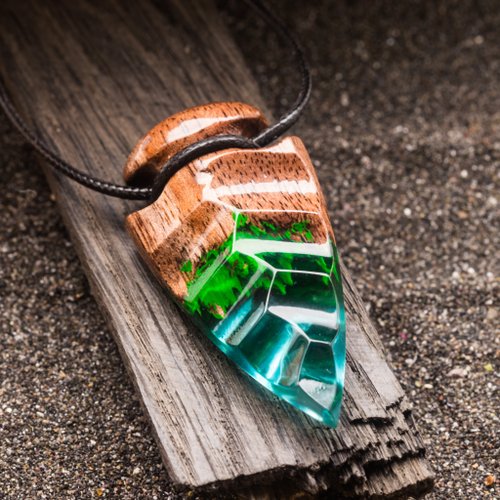 ジャングル ウッド レジン ペンダント クリスタル アローヘッド