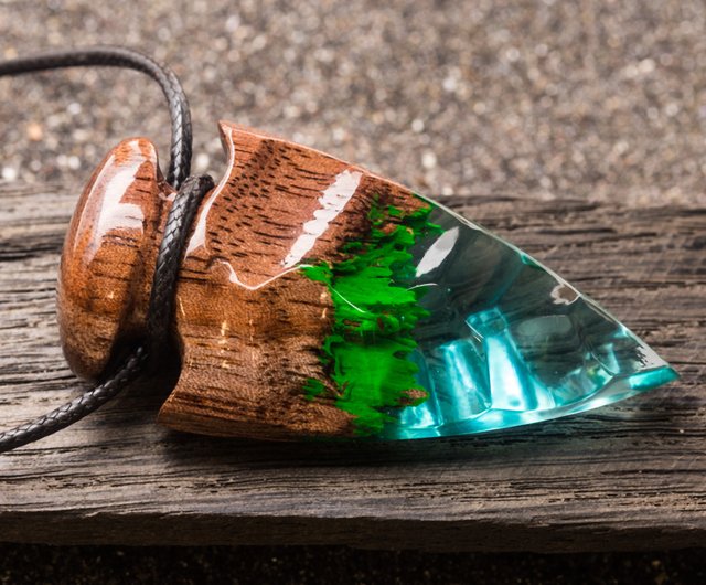 ジャングル ウッド レジン ペンダント クリスタル アローヘッド