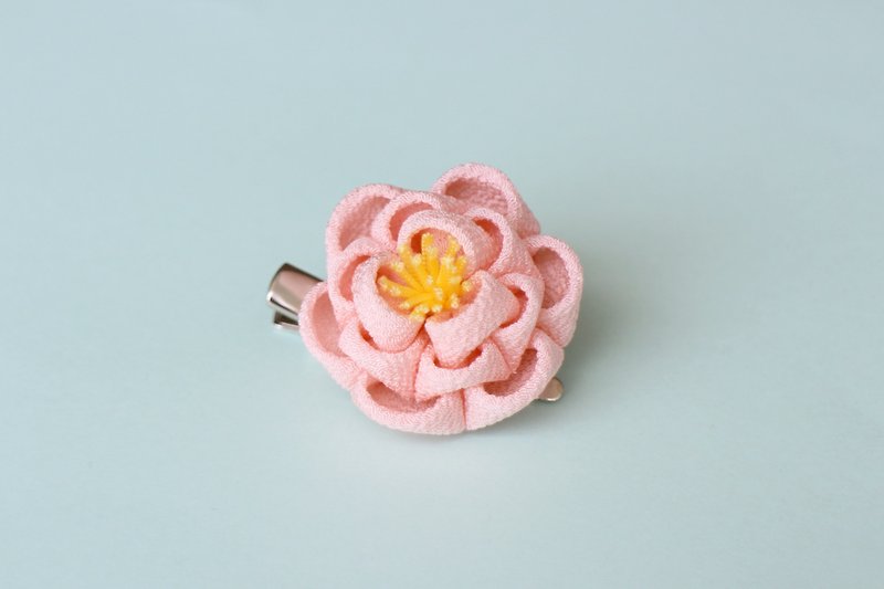 Pure silk camellia hair ornament pink knob work - เครื่องประดับผม - ผ้าไหม สึชมพู