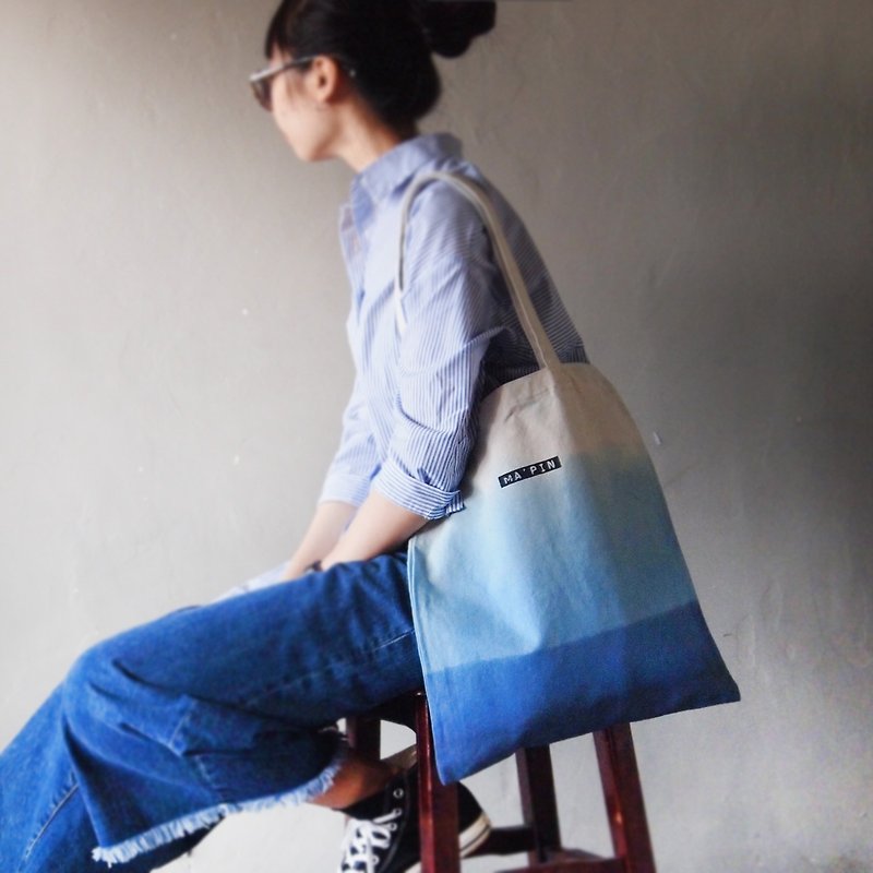 Three-layer blue-canvas hand dyed tote bag back - กระเป๋าแมสเซนเจอร์ - ผ้าฝ้าย/ผ้าลินิน สีน้ำเงิน