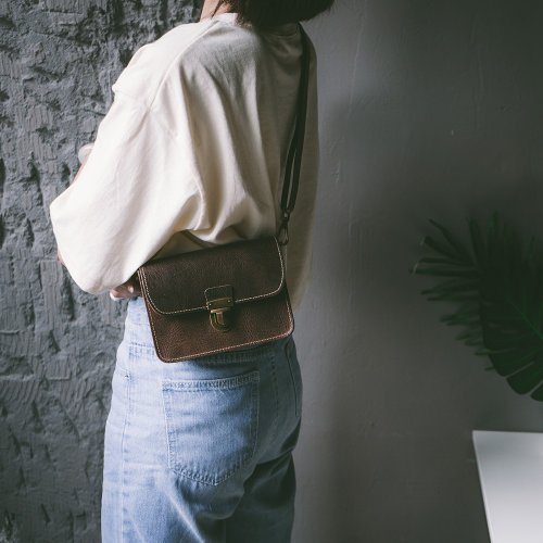 寇比手工皮件 Colbie Leather 真皮極簡輕巧斜揹包腰包 8008-1 咖-2