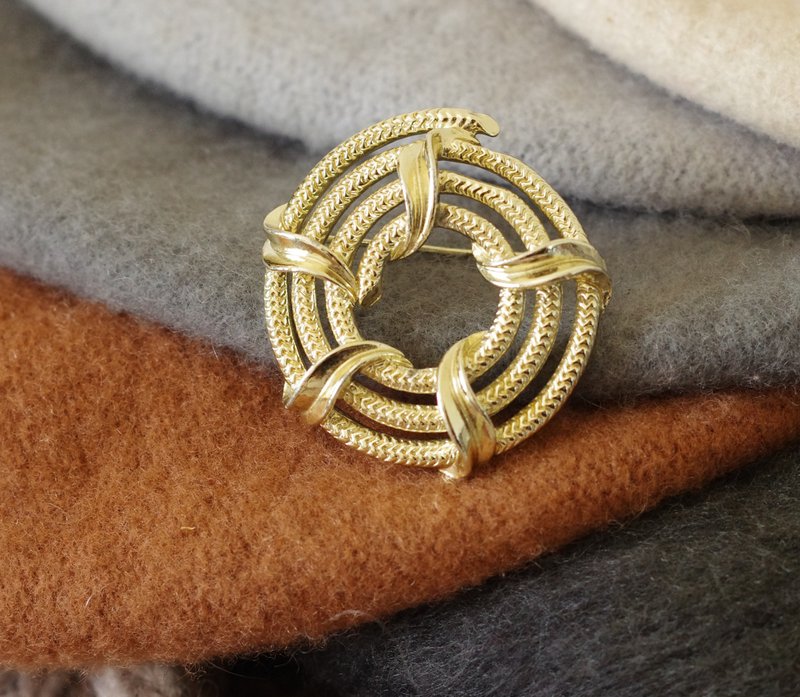 Antique gold woven satin ribbon round pin brooch GERRYS B1418 - เข็มกลัด - โลหะ สีทอง