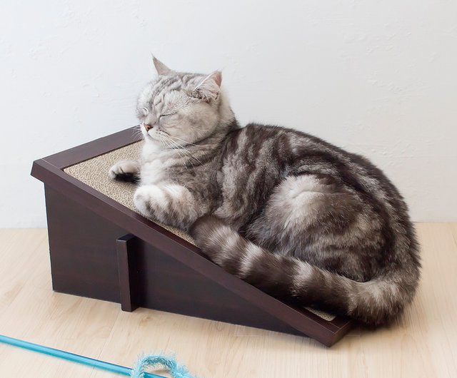 Incline store cat scratcher