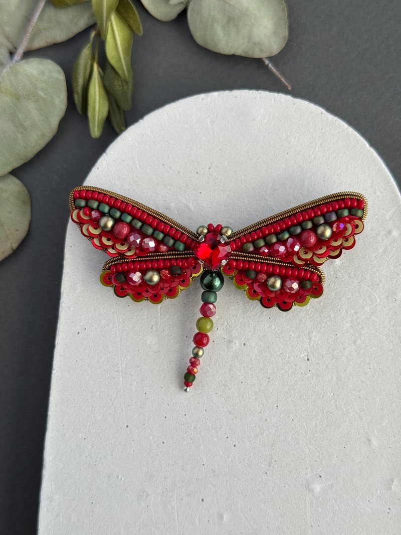 Handmade Beaded Dragonfly Brooch – Red and Green Jewelry Pin, Nature Inspired - 胸針 - 其他材質 紅色