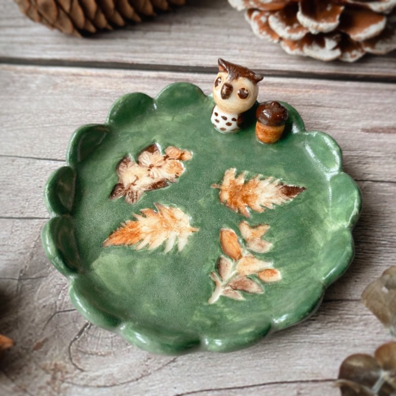 [Handmade Plate Gift Box] Owl Forest in Autumn (Small Plate) | Ceramic Card Writing - Plates & Trays - Porcelain Green