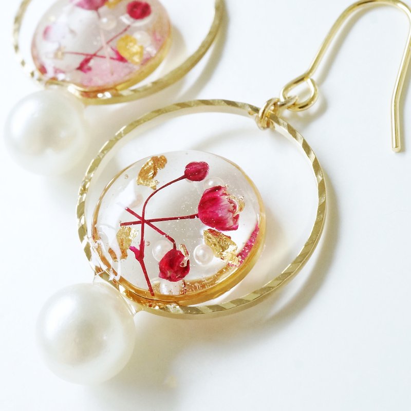 かすみ草と金箔パールピアスorイヤリング - 耳環/耳夾 - 植物．花 粉紅色