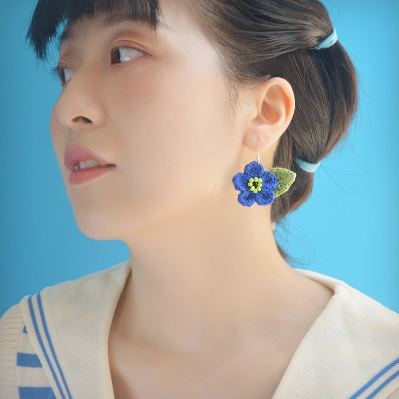 Fresh forest flower earrings wool knitted ear clips - ต่างหู - ผ้าฝ้าย/ผ้าลินิน สีน้ำเงิน