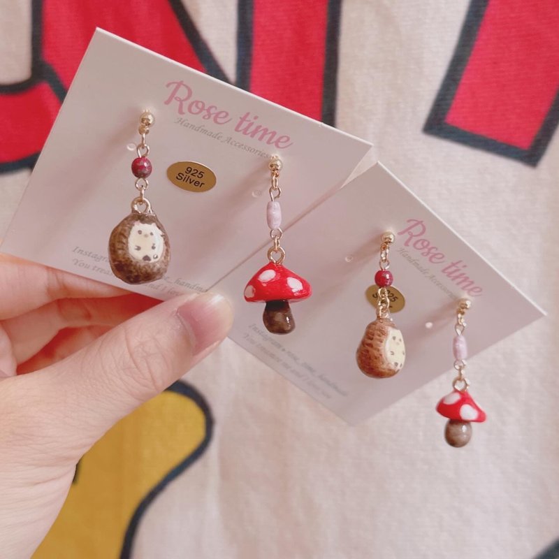 Hand-painted forest hedgehog and red mushroom earrings - ต่างหู - ดินเหนียว สีแดง