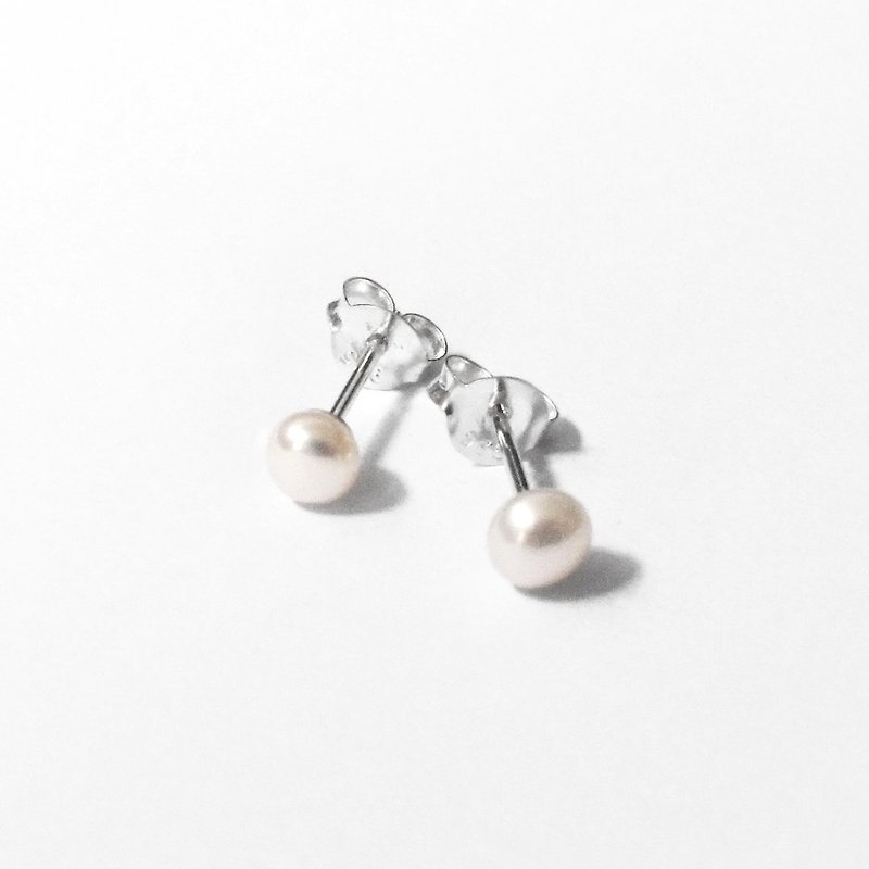 Limited Edition-Minimalist | 4mm natural flat round steamed bun-shaped freshwater pearl sterling silver earrings. Ivory beige - ต่างหู - ไข่มุก ขาว