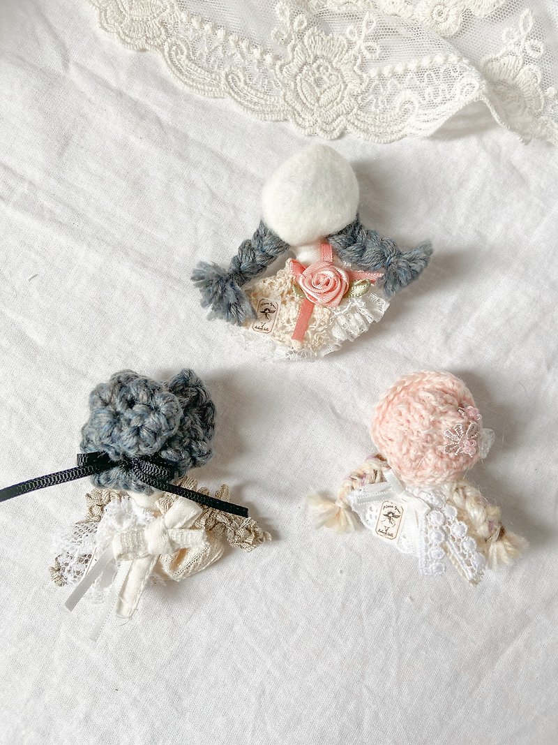 Doll face brooch - Brooches - Cotton & Hemp White