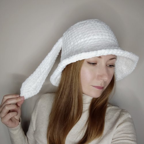 Alternative Crochet Boutique 帶兔子耳朵的白色兔子漁夫帽。 蓬鬆的漁夫帽鉤針編織。