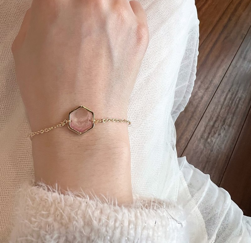 Neon Dream. Hexagonal pink and white transparent gradient Japanese fantasy bracelet with diamonds, hand-made original design and customization - สร้อยข้อมือ - วัสดุอื่นๆ สึชมพู