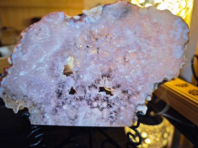 Natural cherry blossom agate piece | geode | pink and purple tone | romantic cherry blossom energy decoration | base included | friendly - ของวางตกแต่ง - คริสตัล 