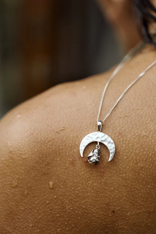 Stardust Meteorite Jewelry 在巴釐島製作的隕石吊墜 使用Campo del Cielo隕石 呈現月亮形