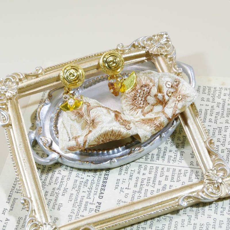 刺繡緞帶耳環 耳夾| 一對 - 耳環/耳夾 - 其他材質 金色