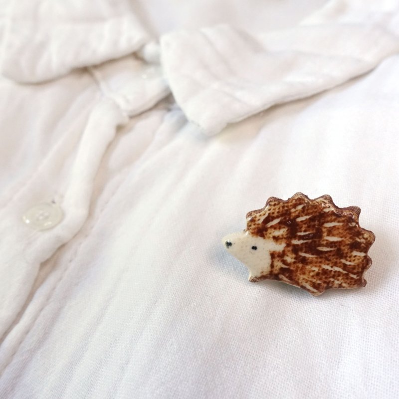 hedgehog ceramics pin - เข็มกลัด - ดินเผา สีนำ้ตาล