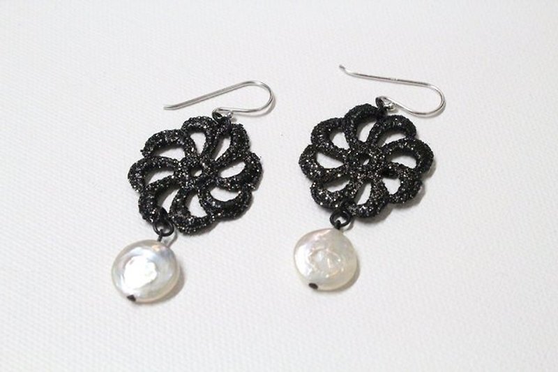 Lacquer lace earrings Clip-On 2 - Earrings & Clip-ons - Other Materials Black