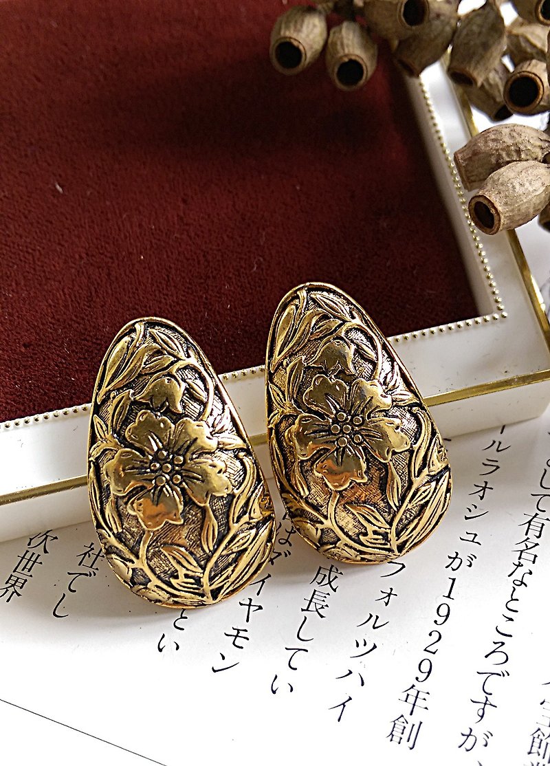 [Western antique jewelry / old age] 1970's thick embossed embossed needle earrings - Earrings & Clip-ons - Other Metals Gold