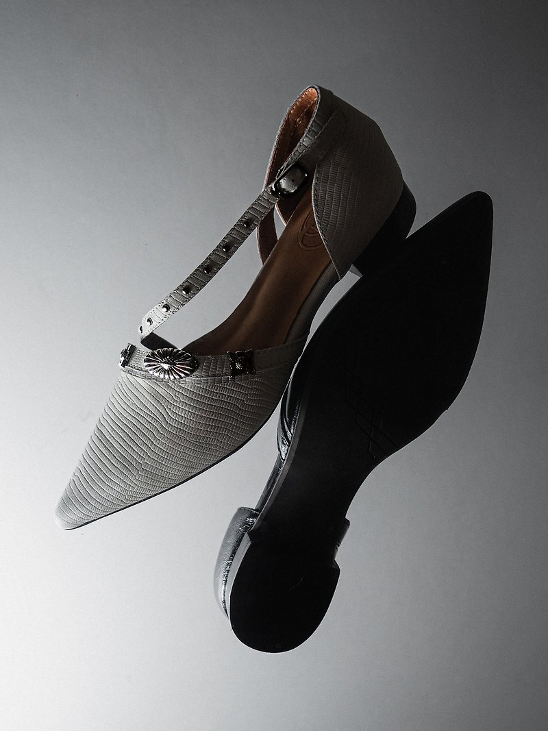 Silver buckle diagonal strap low heels - รองเท้าหนังผู้หญิง - หนังแท้ ขาว