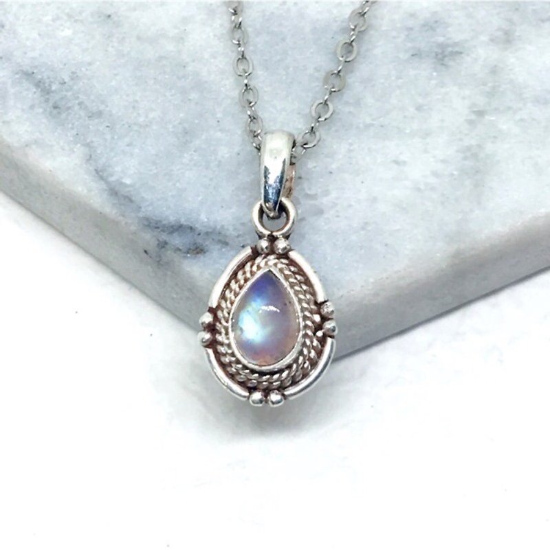 Moonstone Quartz Elegant Design Necklace in Sterling Silver Made in Nepal (Water Moonstone) - สร้อยคอ - เครื่องเพชรพลอย สีน้ำเงิน
