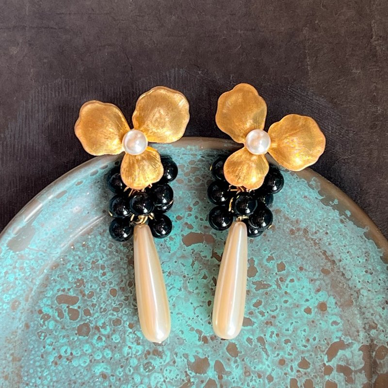 Onyx & Vintage Glass Pearl & Swarovski Pearl Flower Pierced Earrings - 耳環/耳夾/耳骨夾 - 其他金屬 金色