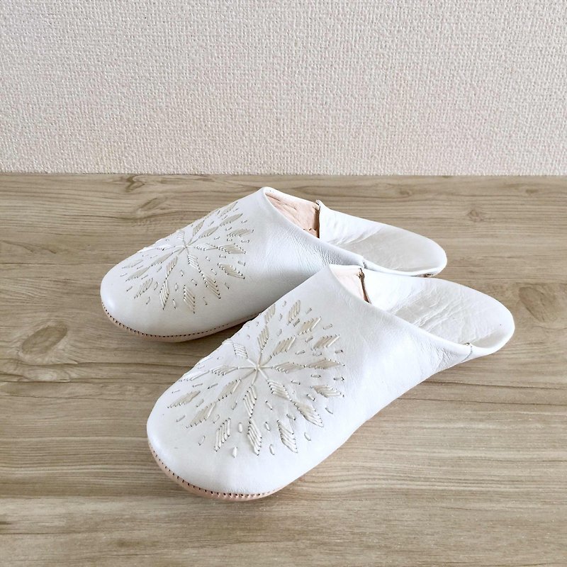 新作　手縫い刺繍の上品バブーシュ (slippers)　ブロードリー　シャルム　ブラン - ルームシューズ・スリッパ - 革 ホワイト