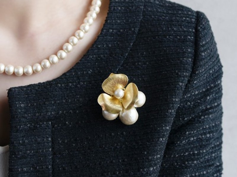 [Large brooch] Vintage brass flower with cotton pearls - เข็มกลัด - ทองแดงทองเหลือง สีทอง