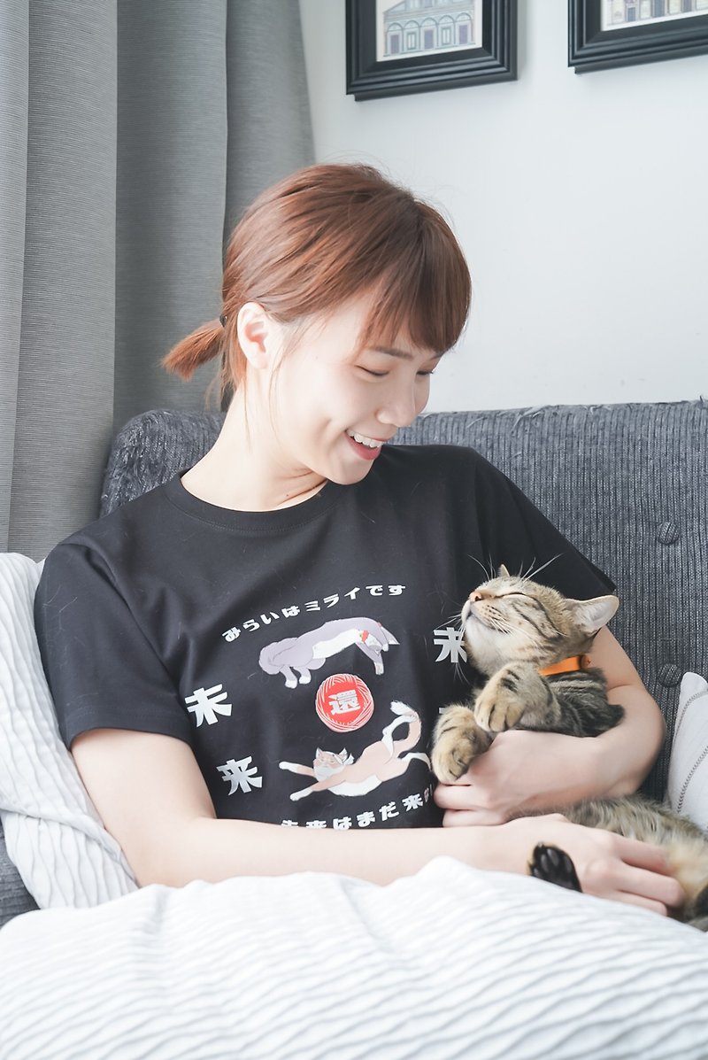 慵懶貓 未來還未來 - 黑 復古紅 Tee T-Shirt  【 情人節 生日 】 - T 恤 - 棉．麻 