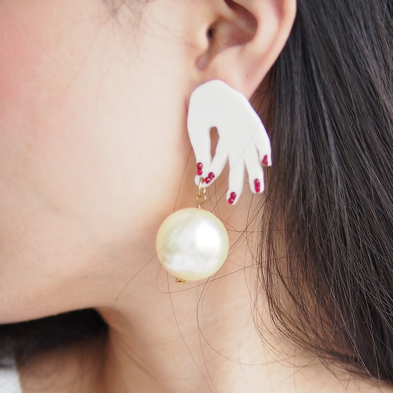 Hands with Pearl Earrings - ต่างหู - อะคริลิค 