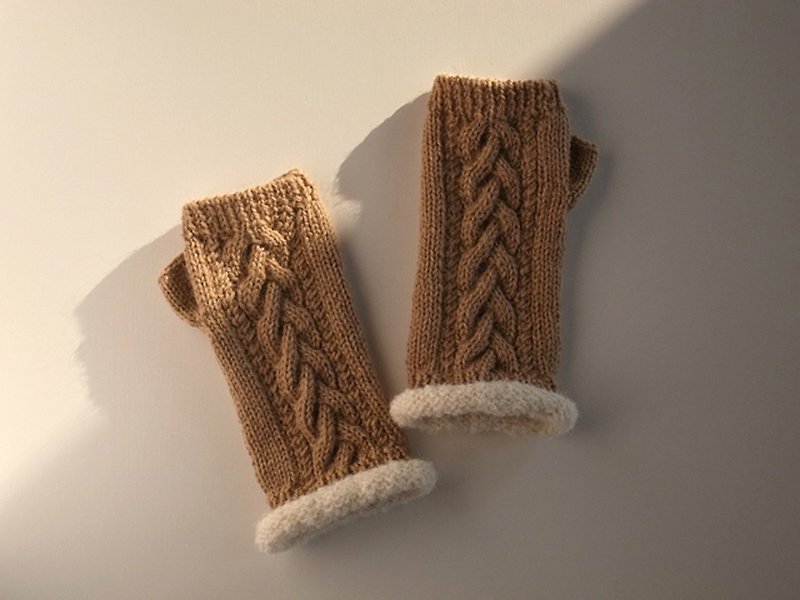 アルパカウールで編んだアラン模様の指なしミトン・キャメル　受注生産 - 手袋 - その他の素材 カーキ