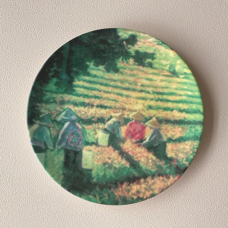 Art Porcelain Plate-Tea Picking Xiaoguangdian Gallery Disabled Art Painter-Lin Yu (with iron frame) - จานและถาด - ดินเผา หลากหลายสี