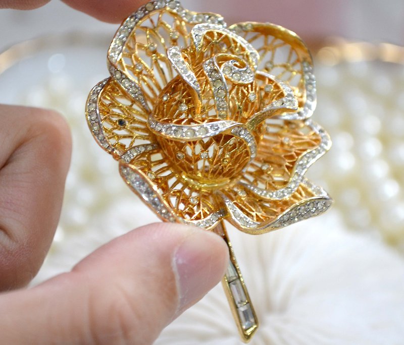 Noble luxury gold-plated through flower rhinestone rose lady lady Japanese high-end second-hand vintage jewelry - Brooches - Other Materials Gold