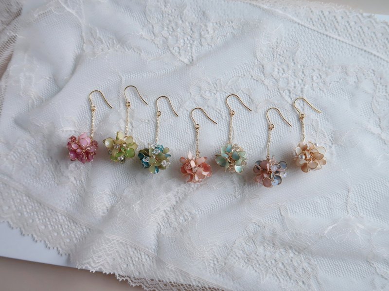 繽紛小花球-耳環 手作水晶花樹脂飾品 新娘頭飾/伴娘配飾 - 耳環/耳夾/耳骨夾 - 樹脂 多色