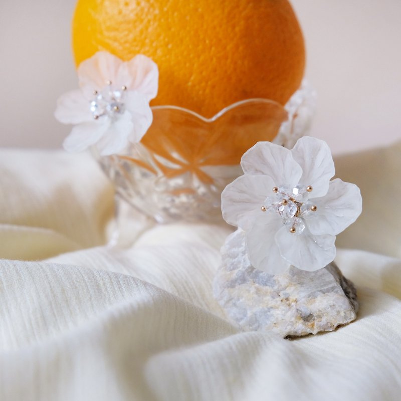 ALYSSA & JAMES Beige Crystal Handmade Beaded Camellia Earrings - ต่างหู - พลาสติก ขาว