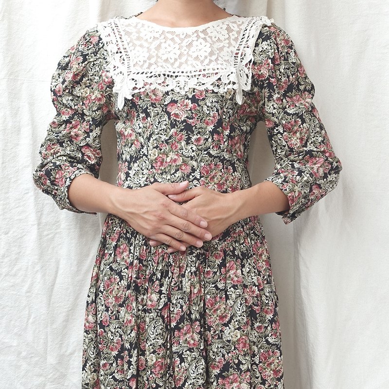 BajuTua /古著/ 70's 美國製 浪漫花朵 宮廷風蕾絲領洋裝 - 連身裙 - 其他人造纖維 卡其色