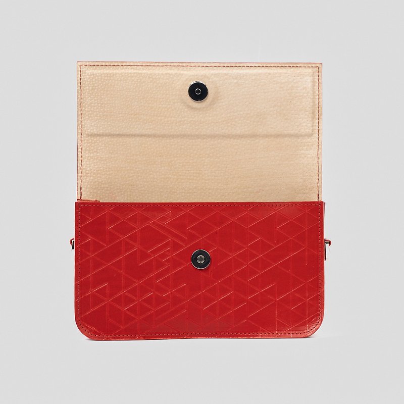 Geometric Embossed Leather Shoulder Bag with Adjustable Strap and Secure Closure - กระเป๋าถือ - หนังแท้ สีแดง