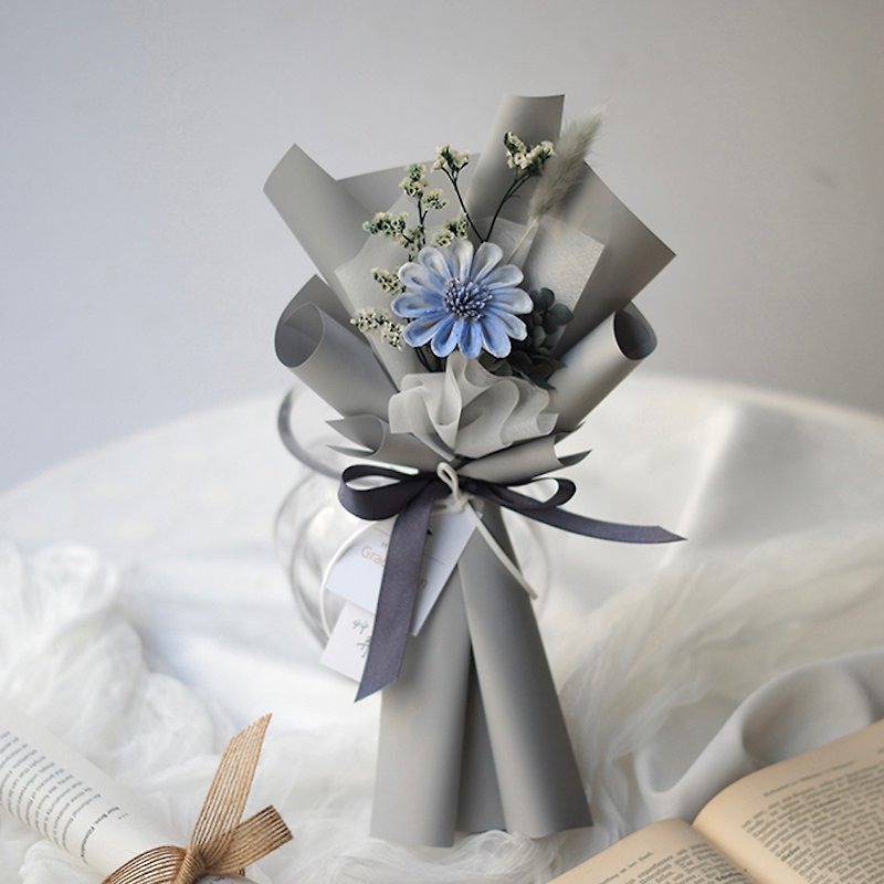 [艸踸Garden Lane Floral] Graduation bouquet-Leave a trace of youth without regrets-Personalized blue S - ช่อดอกไม้แห้ง - พืช/ดอกไม้ 
