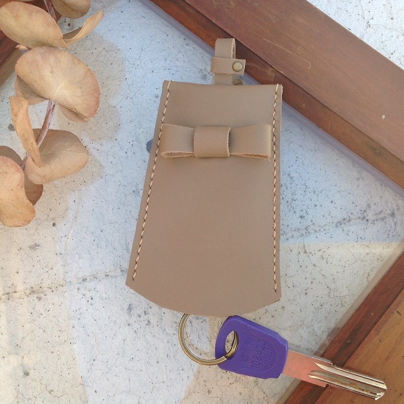 [Will] bow leather key case. Keychain, key, retractable hand-stitched, leather tea color - Keychains - Genuine Leather Gold