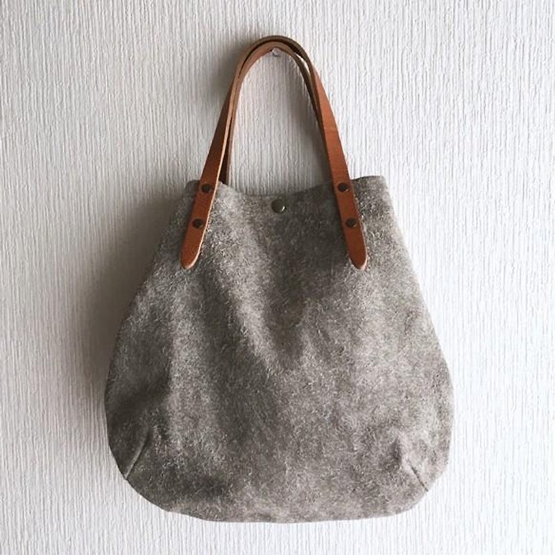 Round tote bag of genuine leather Angola velor and extremely thick oil nude S - size [beige] - กระเป๋าถือ - หนังแท้ สีกากี